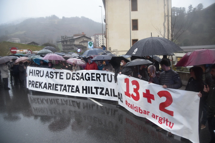 Movilización de la mayoría sindical entre Ermua y Eibar, este jueves. (Andoni CANELLADA/FOKU)