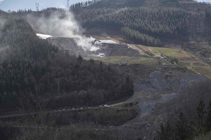Humareda en el vertedero de Zaldibar. (Juan Carlos RUIZ | FOKU)