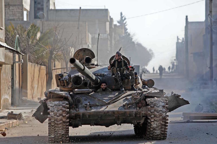 Combatientes sirios respaldados por Turquía viajan en un tanque en la ciudad de Saraqib. (Bakr ALKASEM / AFP) 