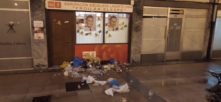 Bolsas de basura ante la sede, anoche. (PSE Lasarte-Oria Twitter)