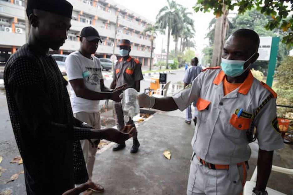 Mascarillas y medidas de prevención en las calles de Lagos, Nigeria. (Pius UTOMI EKPEI/AFP)