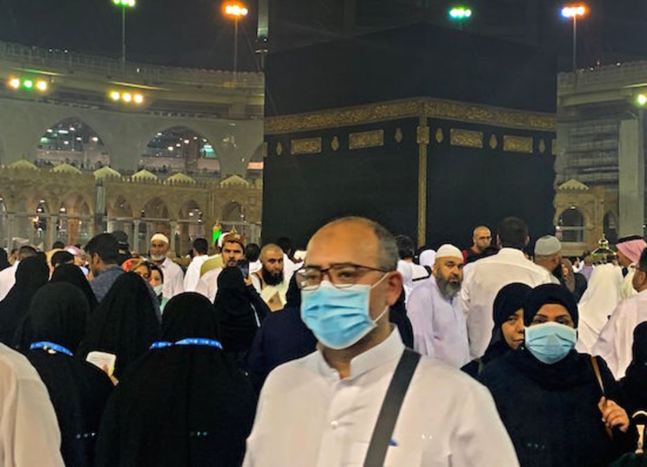 Personas con mascarillas en el interior de la Meca. (Haitham EL-TABEI/AFP)