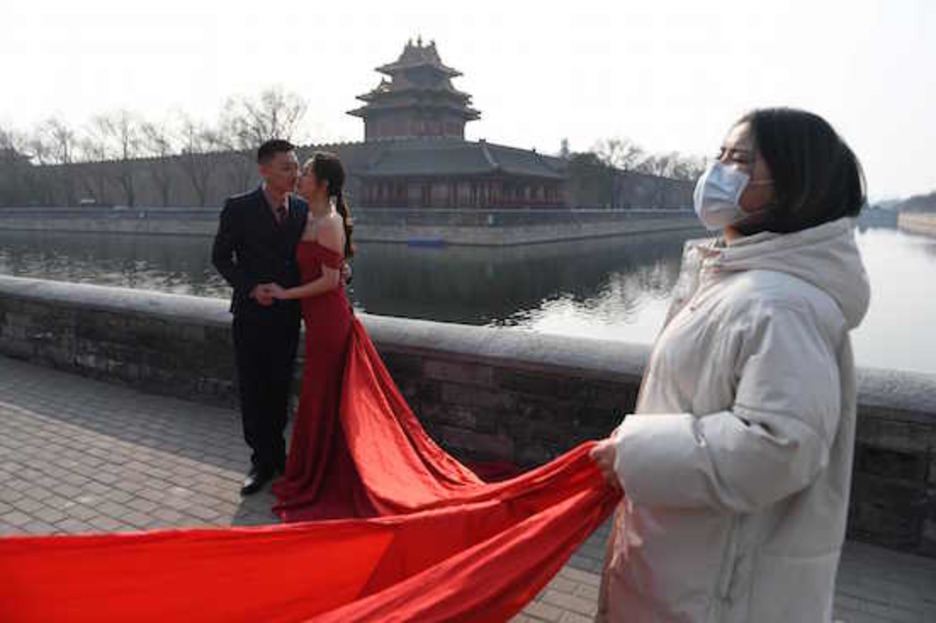 Una pareja en una sesión fotográfica en Pekín. (Greg BAKER/AFP)