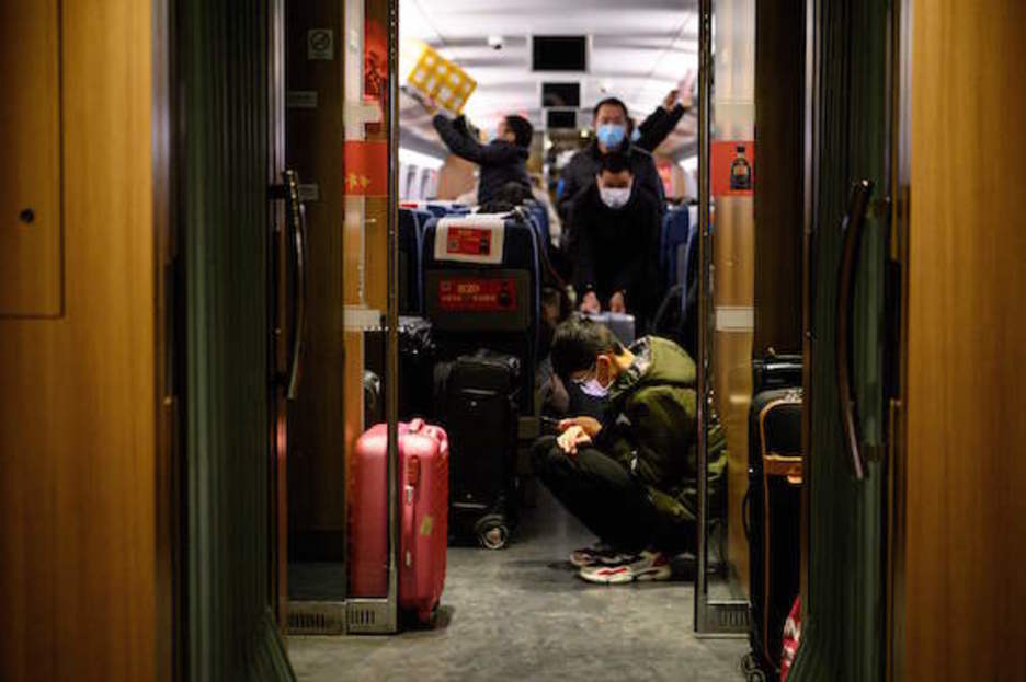 Personas con mascarillas en el interior de un tren. (Noel CELIS/AFP)