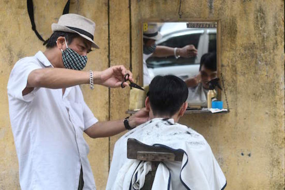 El coronavirus no impide que muchos continúen con su día a día en Hanoi. (Manan VATSYAYANA/AFP)