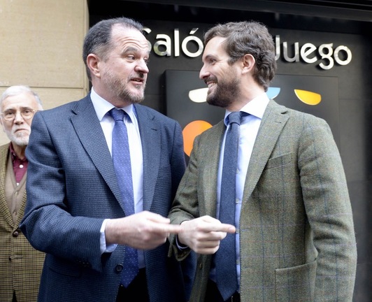Iturgaiz y Casado, esta mañana en Ermua. (Raúl BOGAJO | AFP)