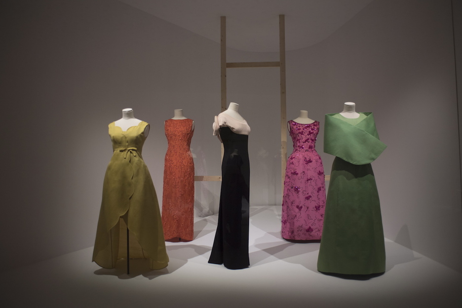 La exposición recoge más de setenta vestidos, abrigos y trajes, y propone un viaje del negro al color. (Juan Carlos RUIZ I FOKU)