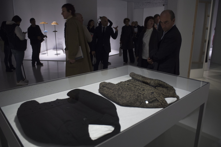 Dos chaquetas de lana que el propio modisto diseñó y confeccionó para los arrantzales y baserritarras de Getaria e Igeldo. (Juan Carlos RUIZ I FOKU)