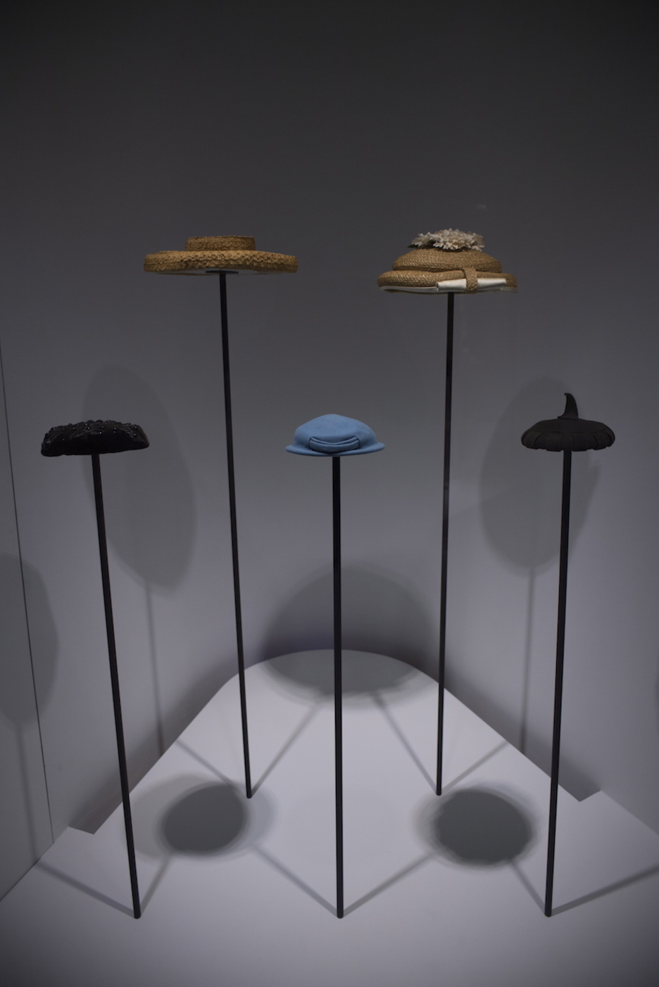 Varios sombreros y casquetes para completar las propuesta del modisto. (Juan Carlos RUIZ I FOKU)