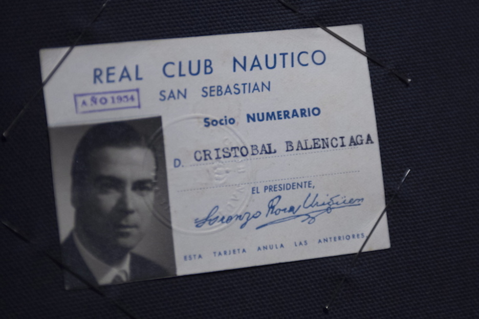 Entre los objetos personales se puede ver documentación, como este carnet de socio del Club Nautico de Donostia. (Juan Carlos RUIZ I FOKU)