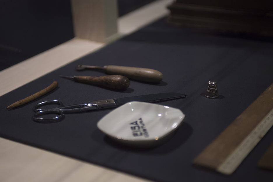 Su cenicero se puede ver entre otros tantos utensilios. Pese a ser asmático, Balenciaga era fumador. (Juan Carlos RUIZ I FOKU)