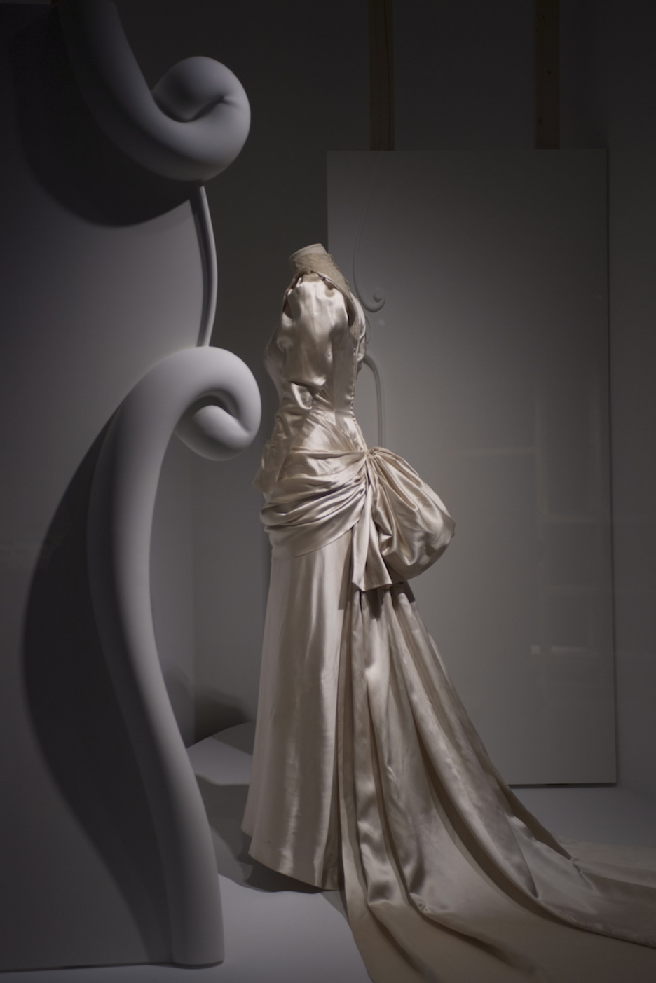 Balenciaga daba mucha importancia a la espalda de la mujer, y muchos de sus diseños atraen la atención en ese punto. (Juan Carlos RUIZ I FOKU)