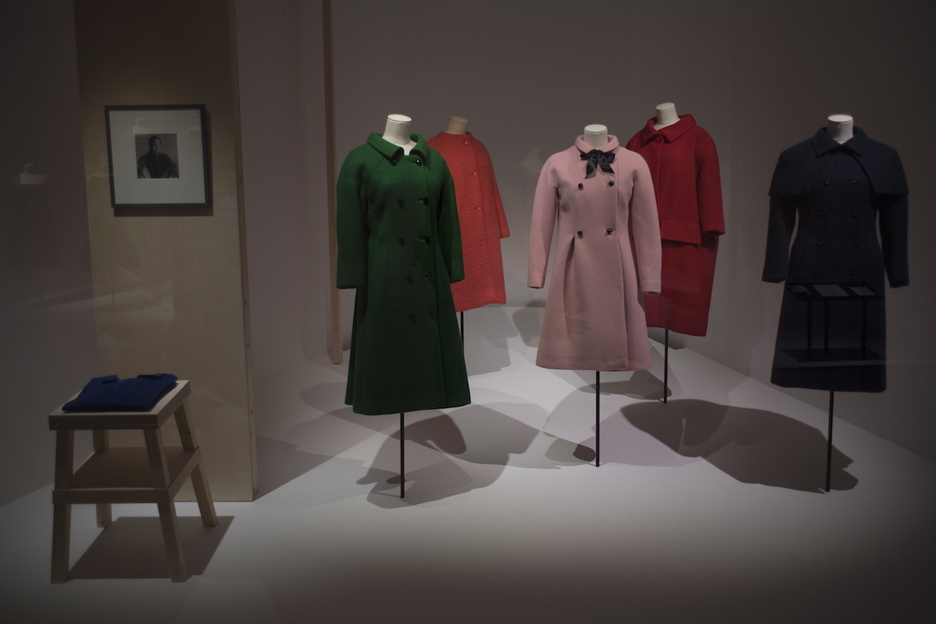 Colección de abrigos de colores variados; en la parte de la derecha se observa el polo azul klein del propio Balenciaga. (Juan Carlos RUIZ I FOKU)