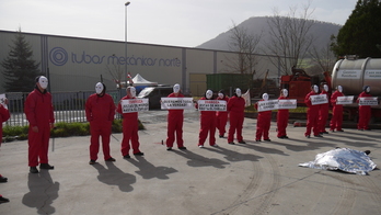 Protesta frente a la empresa Zorroza del polígono de Murga, en Aiara. (Aiaraldea)