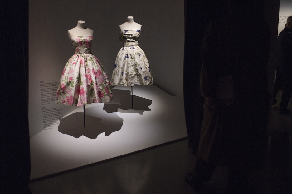 Vestidos de cóctel en tafetán de seda con estampación floral, año 1957. (Juan Carlos RUIZ I FOKU)
