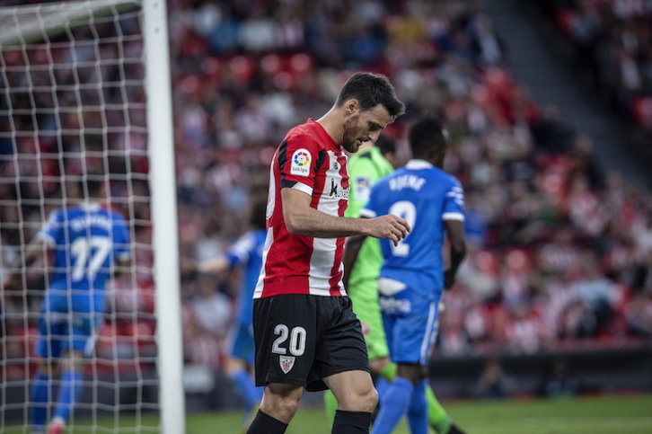Aritz Aduriz mira al césped en el encuentro de Liga ante el Getafe. (Aritz LOIOLA/FOKU)
