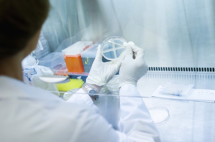 Una investigadora trabaja en un laboratorio que está desarrollando pruebas para el coronavirus COVID-19 en Nueva Jersey. (Kena BETANCUR/AFP)