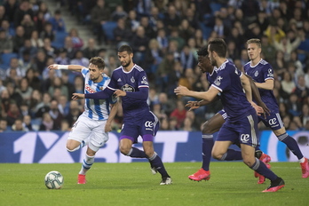 Januzaj intenta fajarse de un rival del valladolid. (Juan Carlos RUIZ/FOKU)