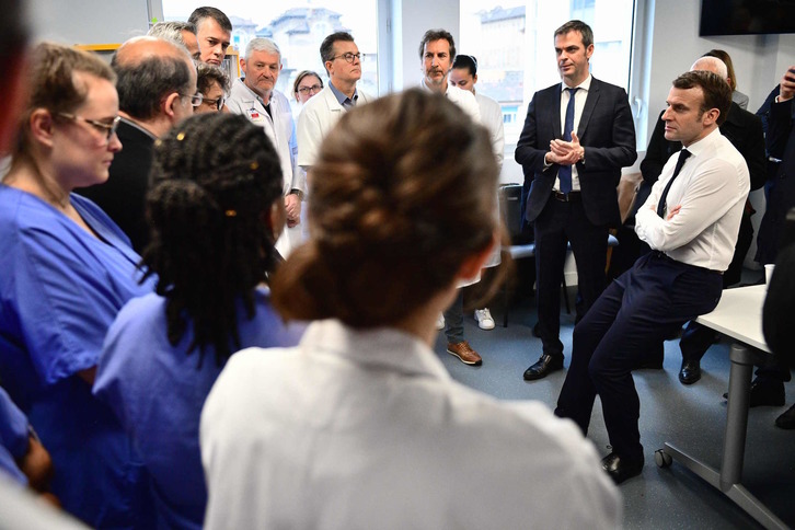 El presidente Macron y el ministro de Sanidad, Véran, en su visita al hospital Pitie-Salpetriere, en París. (Martin BUREAU / AFP)
