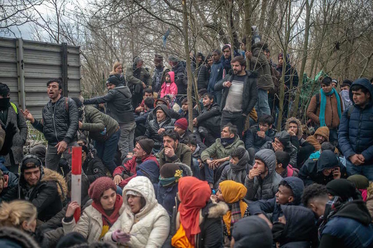 Migrantes aguarda en la frontera entre Turquía y Grecia. (Bulent KILIC/AFP)