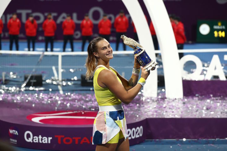 Sabalenka posa con su trofeo de Doha. (Karim JAAFAR/AFP)