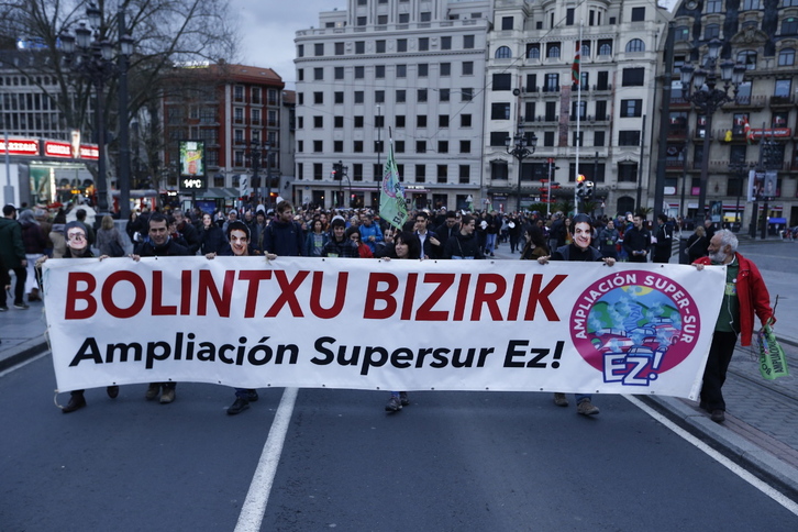 Cabeza de la manifestación poco antes de partir del Arriaga. (Aritz LOIOLA | FOKU)