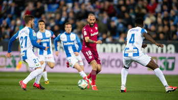 Aleix Vidal, rodeado de jugadores del Leganés. (LOF)