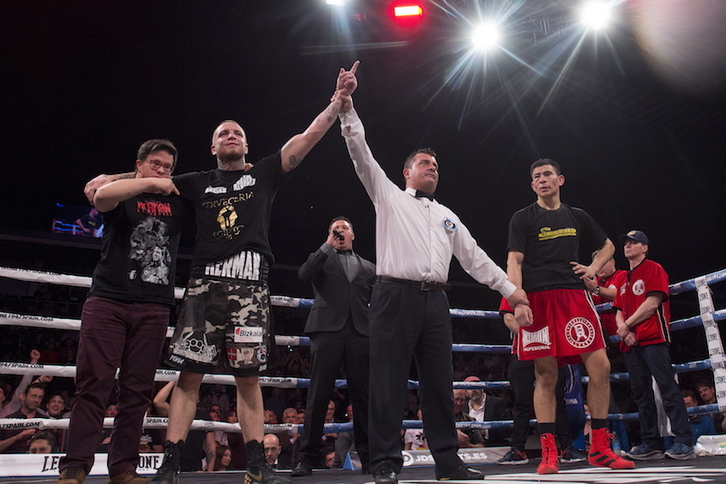 Lejarraga se impuso a los puntos e intercambio la camiseta con el mexicano Macías con el lema ‘Altsasukoak aske’.. (Iñigo URIZ / FOKU)