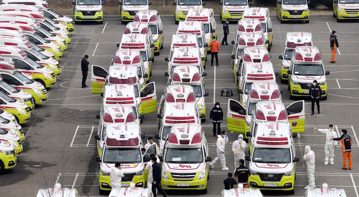 Ambulancias y personal sanitario preparado para atender a pacientes infectados por el coronavirus en Daegu, Corea del Sur. (AFP) 