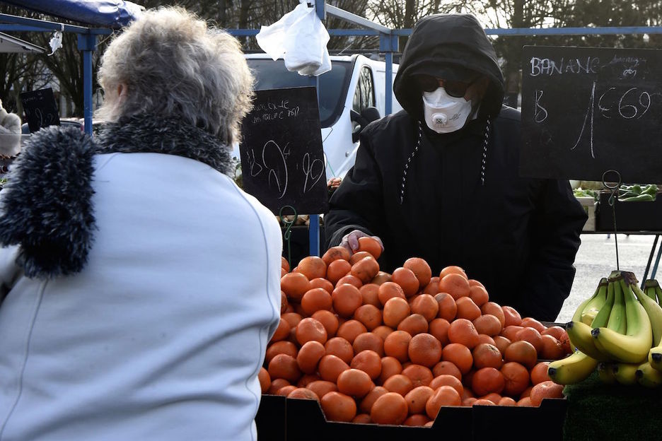 Un hombre compra en un mercado de Crepy-in-Valois, en el departamento francés de Oise. (François LO PRESTI/AFP)