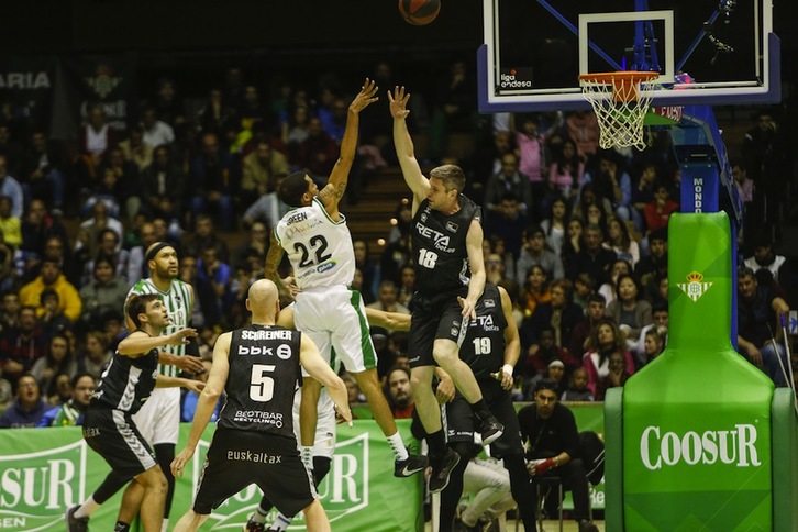 El debutante Quentin Serron intenta taponar a un Erick Green que ha martirizado a los hombres de negro con 28 puntos. (F. RUSO /ACB PHOTO)