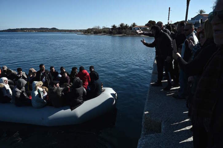 Grupos xenófobos impiden desembarcar a los ocupantes de una embarcación. (Aris MESSINIS/AFP)