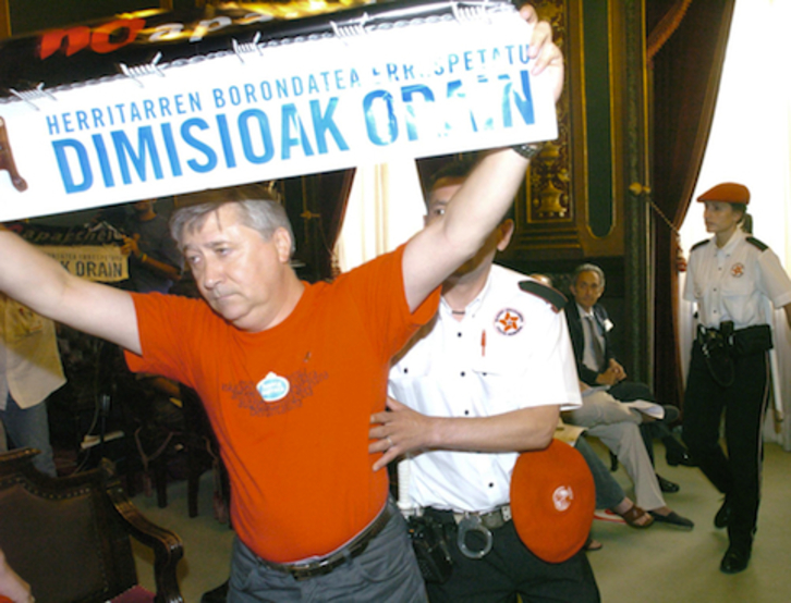 Dabi Alonso es expulsado del Pleno por denunciar la ilegalización de candidaturas. 