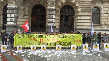 Trabajadoras de limpieza de las residencias de Bizkaia se han concentrado ante el Palacio Foral. (LAB)