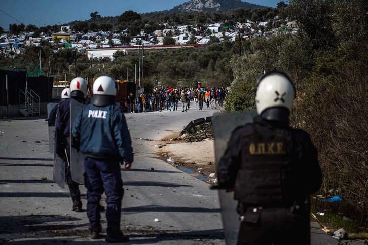 La Policía griega, en la isla de Lesbos. (Aris MESSINIS / AFP)