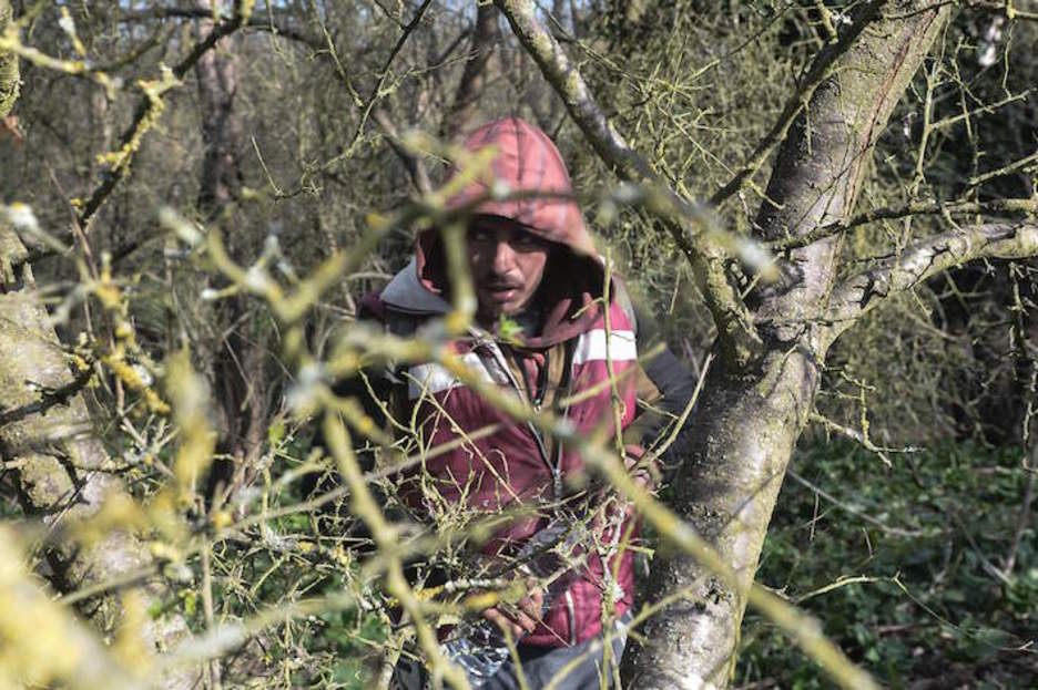 Un migrante, en la zona de Kastaniés, donde se encuentra el puesto fronterizo. (Sakis MITROLIDIS/AFP) 