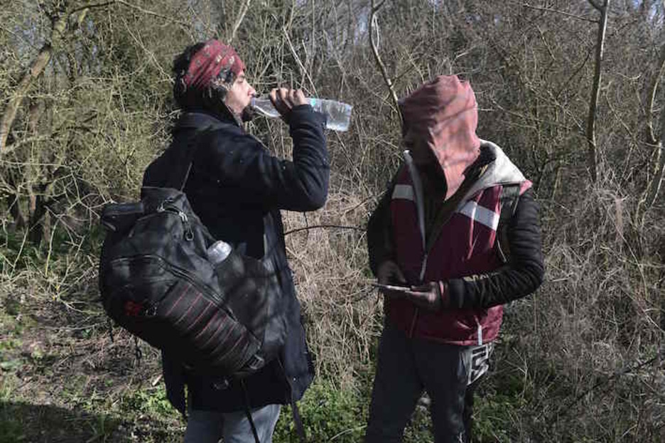 Dos migrantes, en la zona fronteriza. (Sakis MITROLIDIS/AFP)