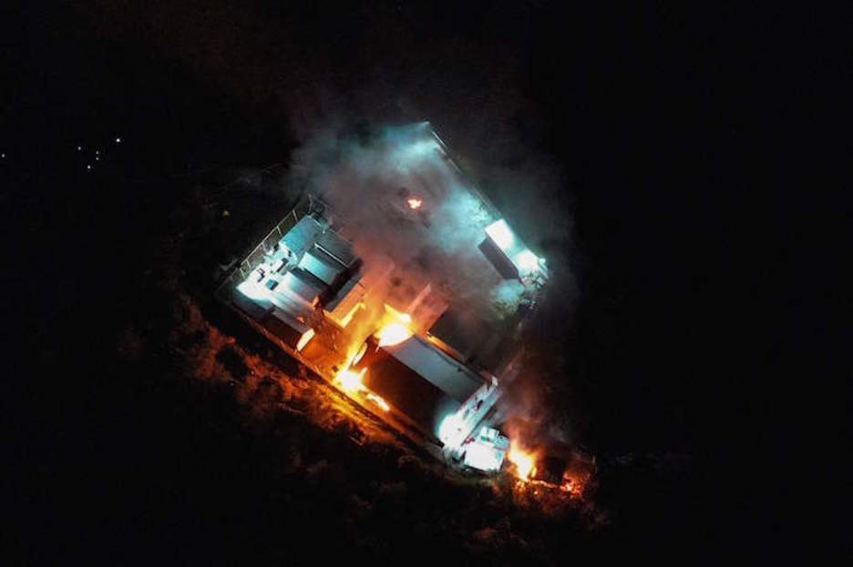 Un centro de ACNUR para la recepción de migrantes y refugiados, en llamas. (Aris MESSINIS/AFP)