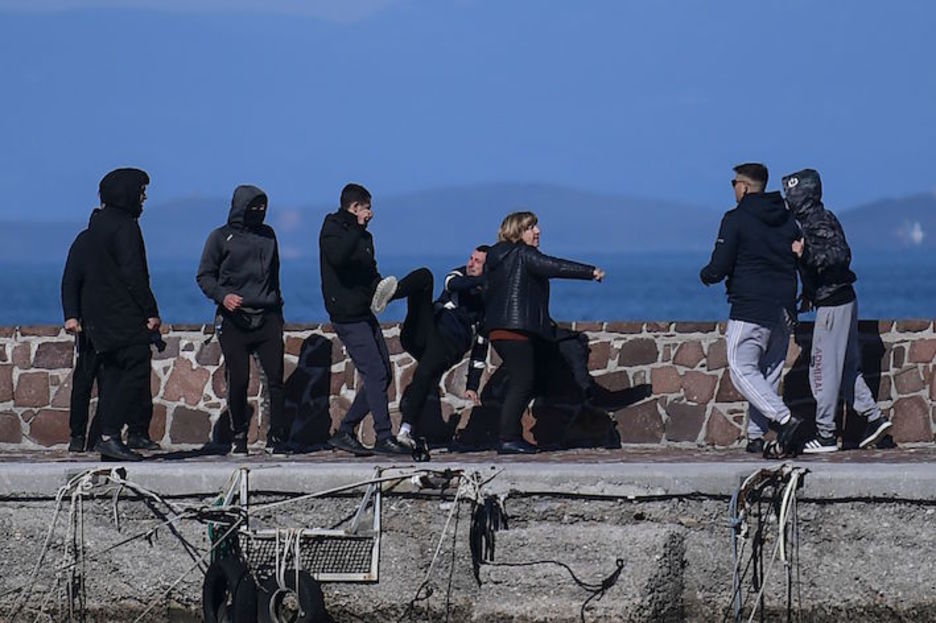 Agresión fascista a un periodista. (AFP)