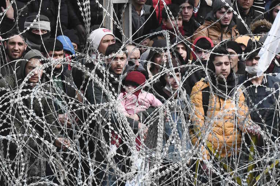 Migrantes aguardan en la zona fronteriza para intentar llegar a Grecia. (Sakis MITROLIDIS/AFP)