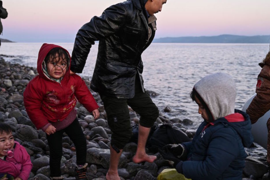 Migrantes recién llegados a la isla de Lesbos. (Aris MESSINIS/AFP)