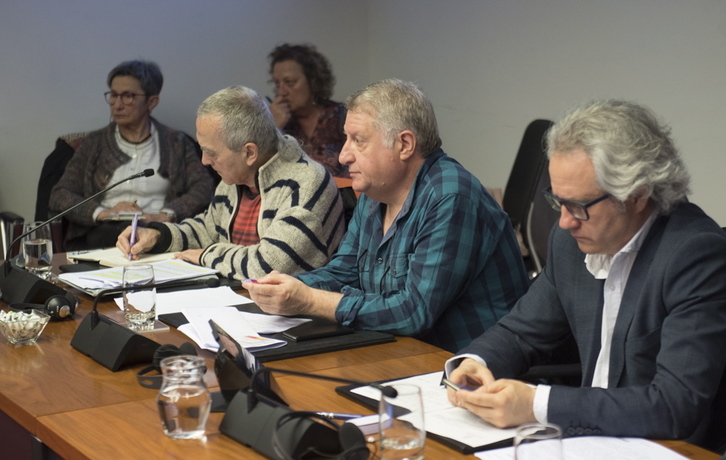 Representantes de Sanfermines 78 Gogoan, junto al parlamentario de Navarra Suma Carlos Pérez-Nievas. (Jagoba MANTEROLA/FOKU)