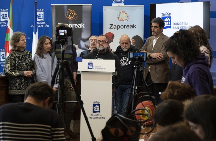 Zaporeak GKEko kideek Donostiako Udal bozeramaileekin batera emandako prentsaurrekoa. (Jon URBE/FOKU)