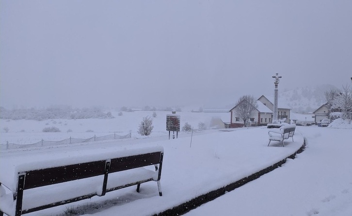 Nieve en Abaurregaina, esta mañana. (Iurre BIDEGAIN)