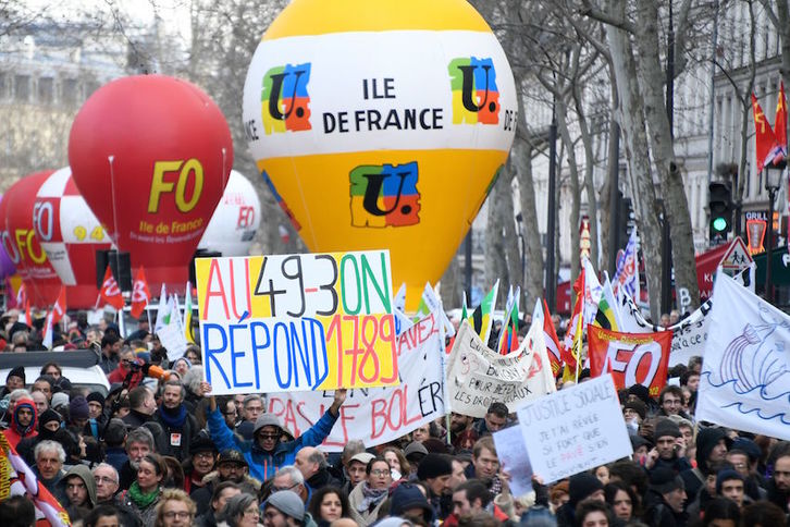 Milaka lagun kalera atera ziren Parisen Asanblea Nazionalean mozioak eztabaidatzen zituzten bitartean. (Bertrand GUAY/AFP)