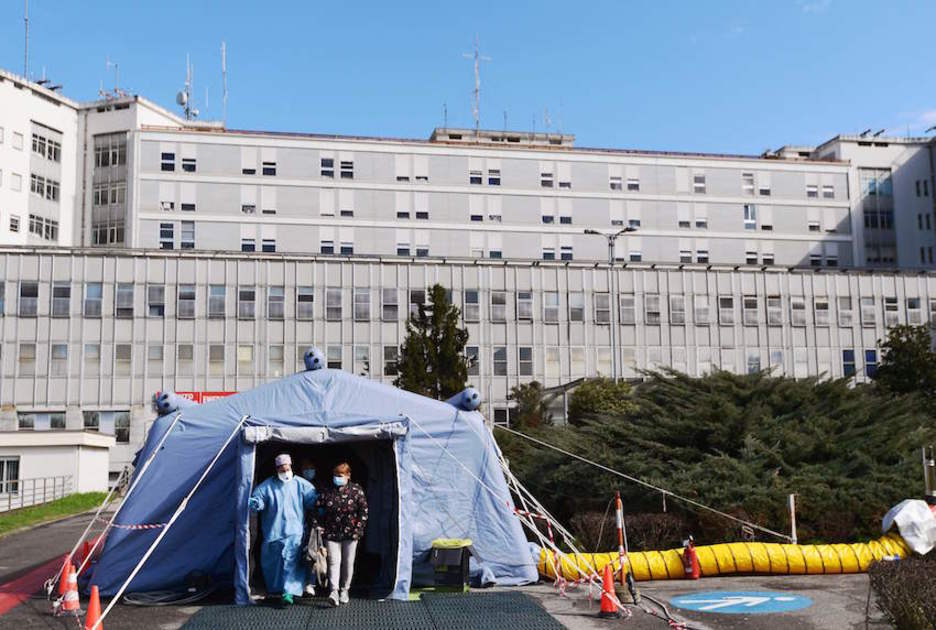 Una mujer sale de un hospital de campaña instalado en el exterior del hospital de Cremona. (Miguel MEDINA/AFP) Una mujer sale de un hospital de campaña instalado en el exterior del hospital de Cremona. (Miguel MEDINA/AFP)