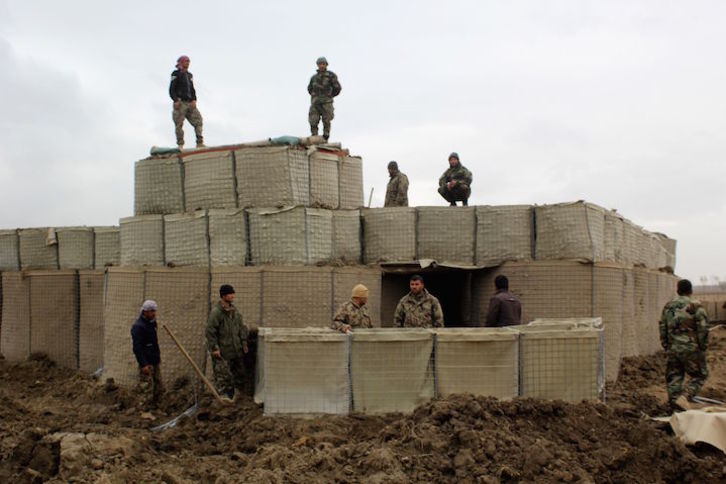 Militares afganos en un puesto atacado por los talibanes en Kunduz. (AFP)