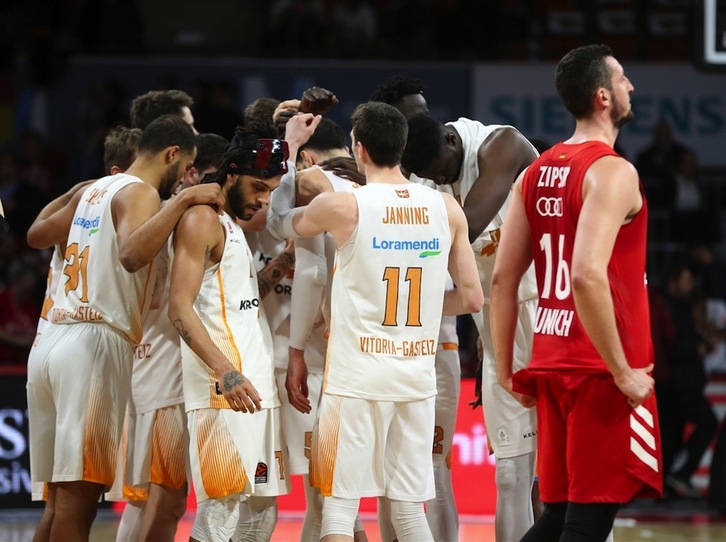 Jugadores de Baskonia celebrando uno de los escasos triunfos en Euroliga. (EUROLEAGUE.NET)