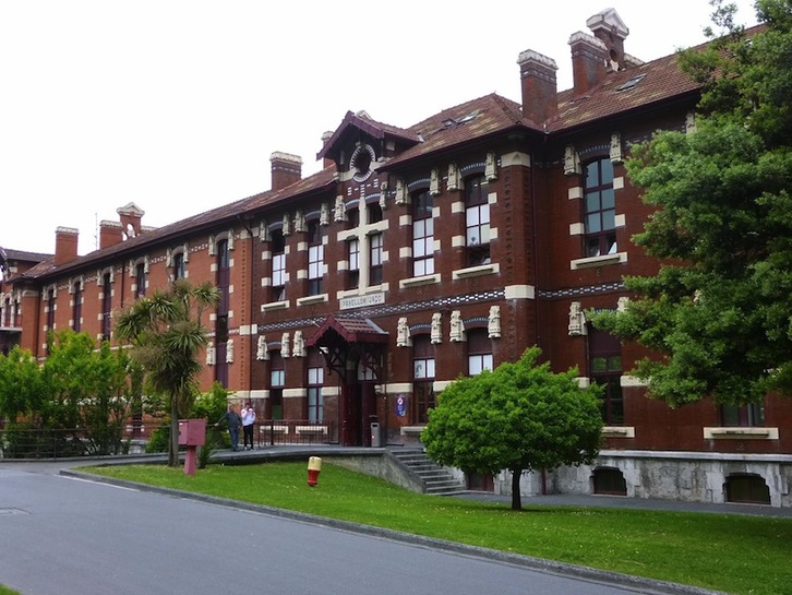 Entrada al hospital de Basurto. 