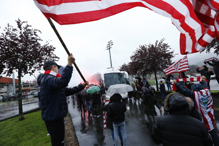 Salida del autobús del Athletic desde Lezama. (Aritz LOIOLA / FOKU)